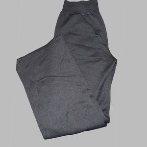 • joggers 🧸 • under armour 😁 • size: small but could def fit a medium :) •grey
